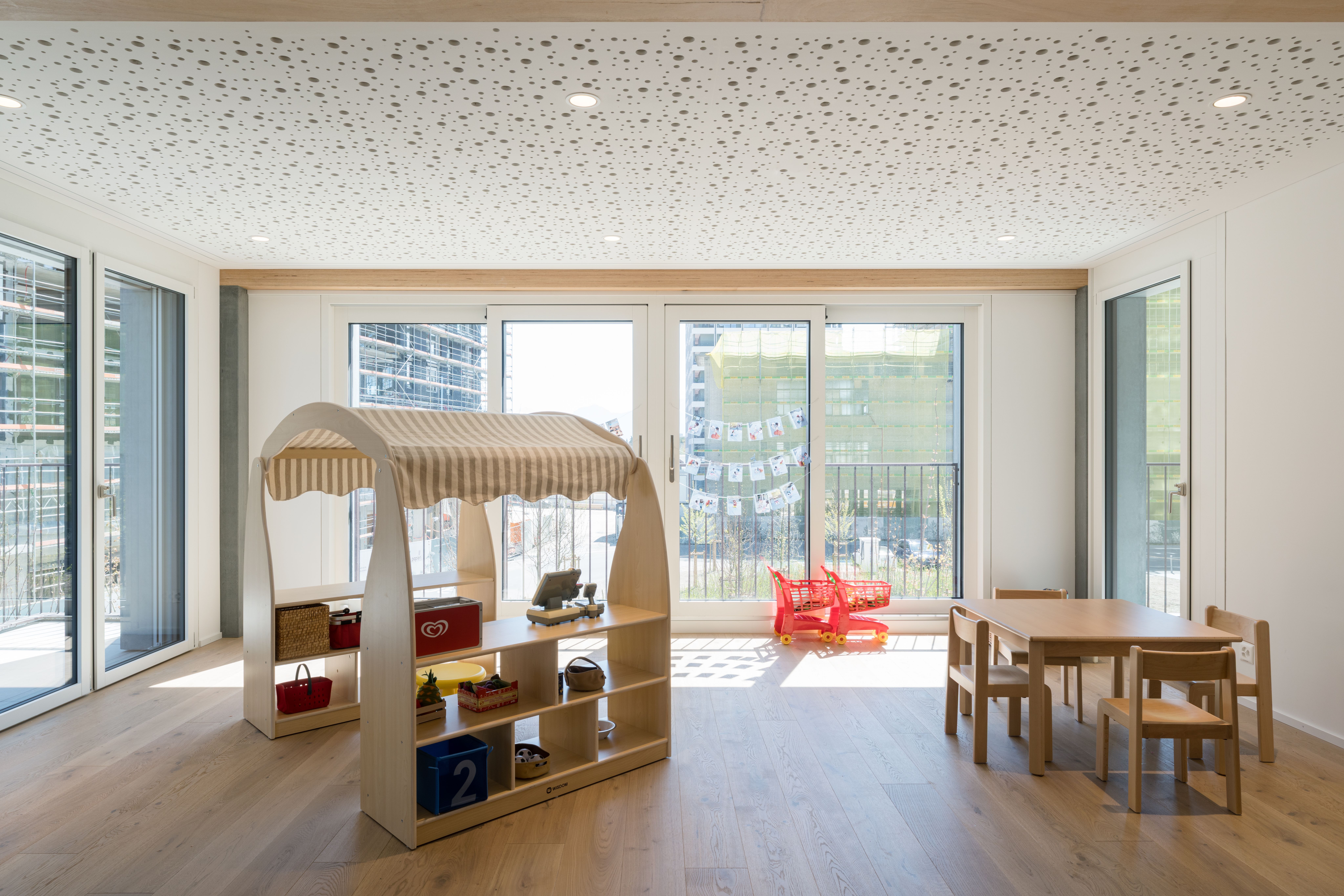 Visualisierung der Umgebung: Fussgängerzone mit Café's, Shops, Menschen.