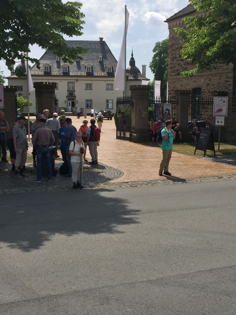 50. UNNA WANDERT…