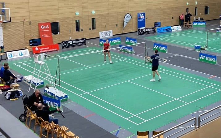Badminton-Spiel in der Sporthalle