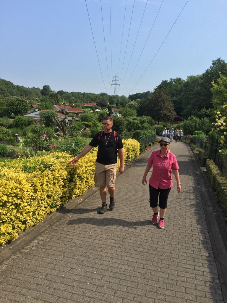 50. UNNA WANDERT…