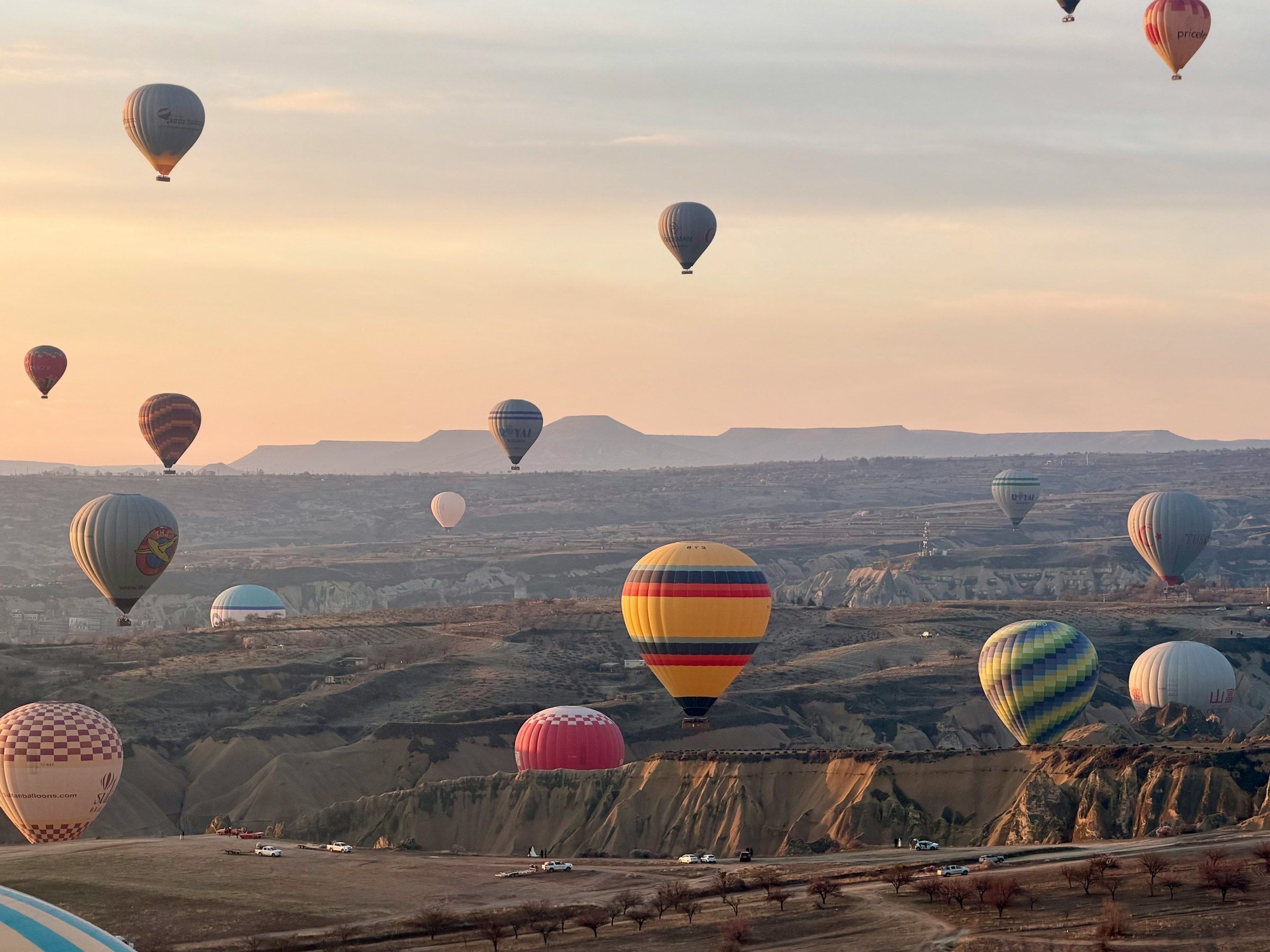 Globos aerostáticos sobre Capadocia al amanecer, uno de los iconos de Turquía