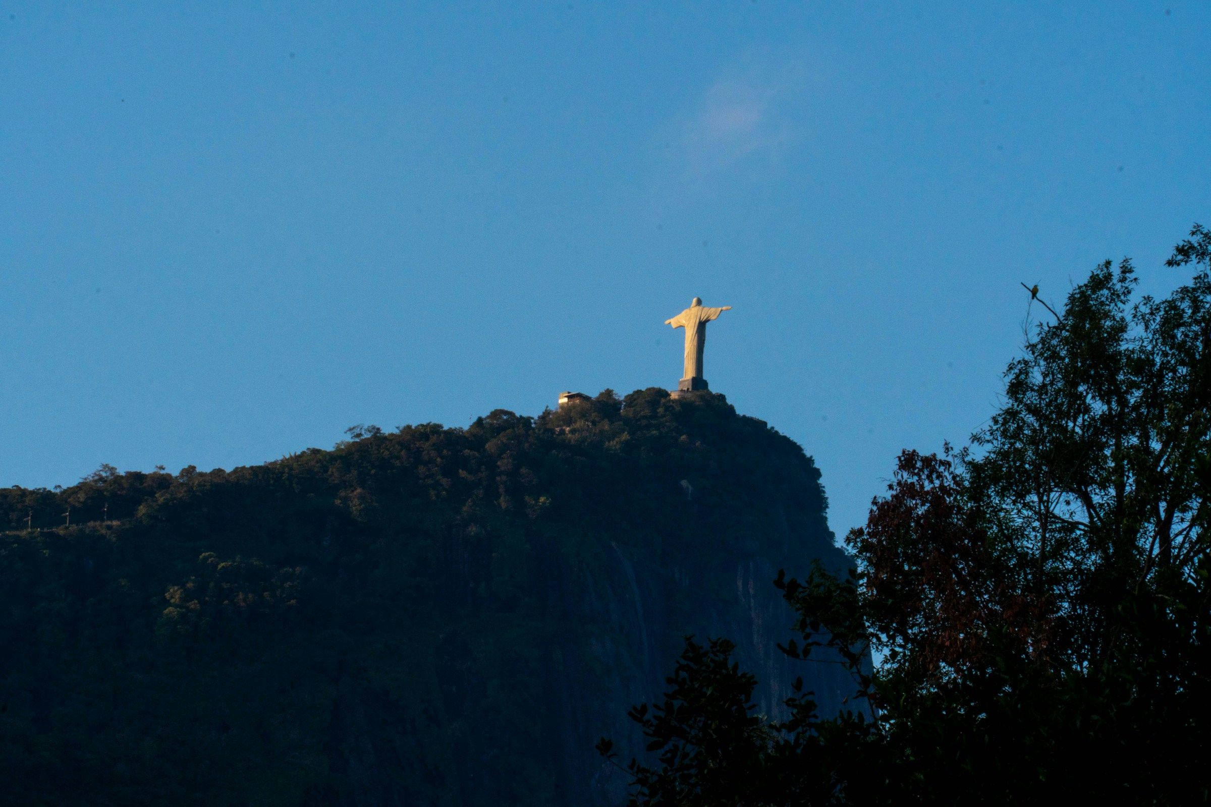 El Cristo Redentor sobre el Corcovado con vistas de Río de Janeiro