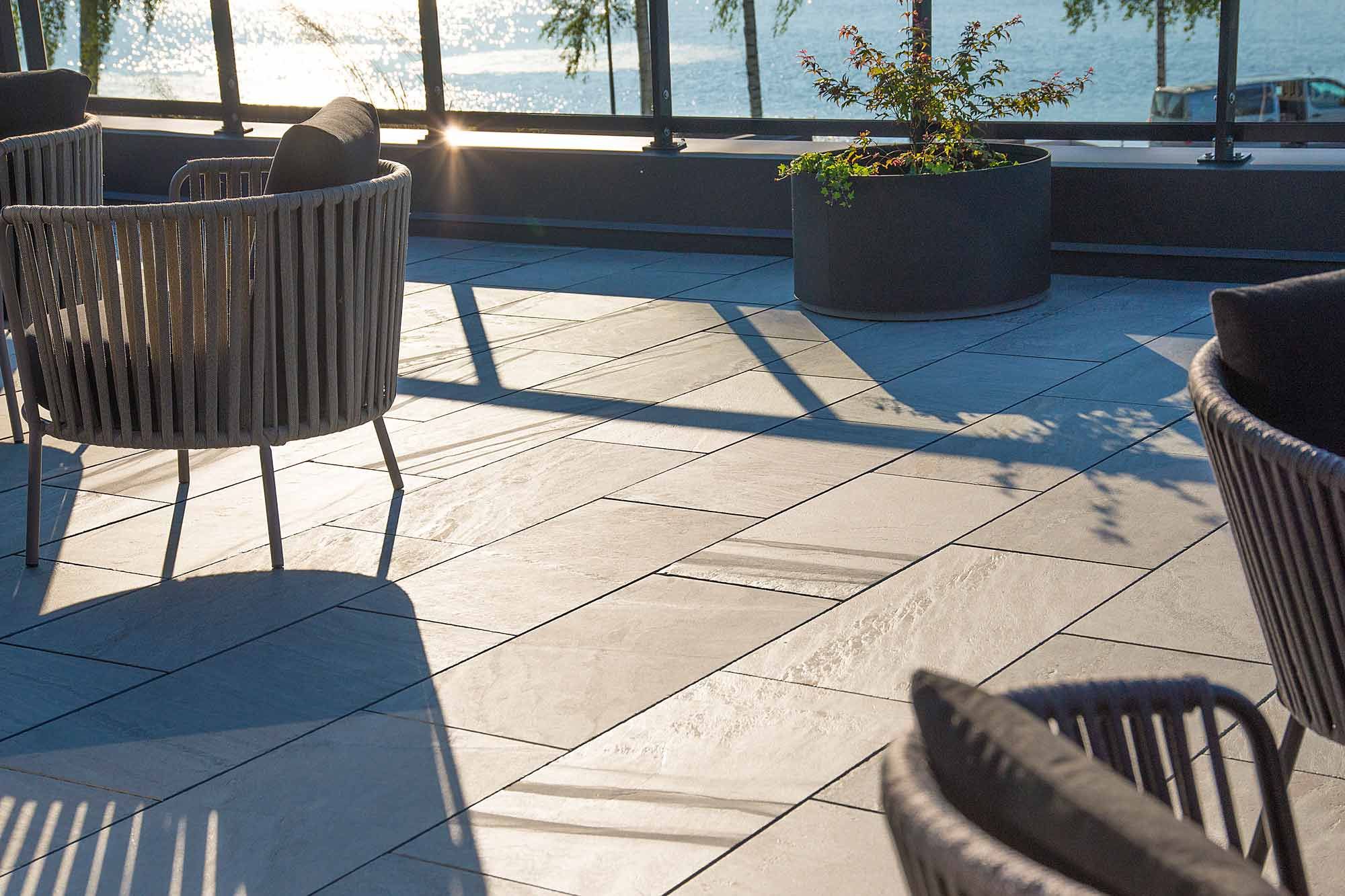 Luonnonkivestä rakennettu terassi.