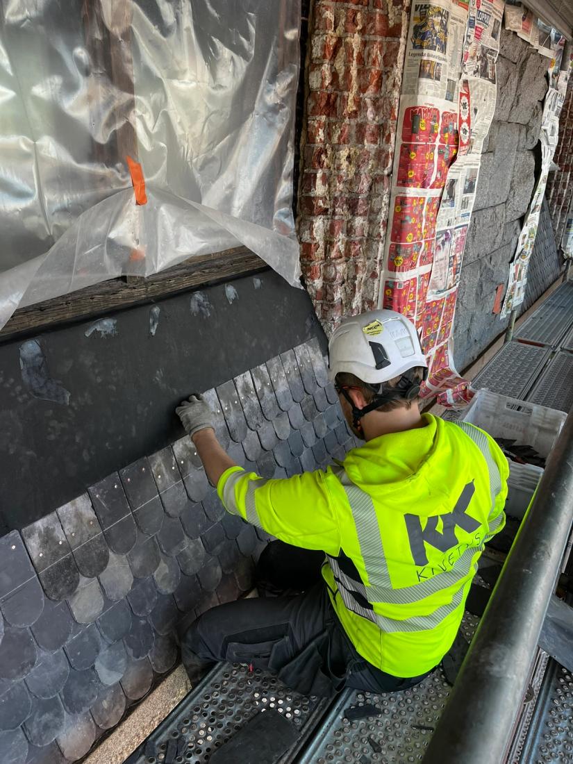 Kansallismuseon katto jyrkkä paanukiven asennus.