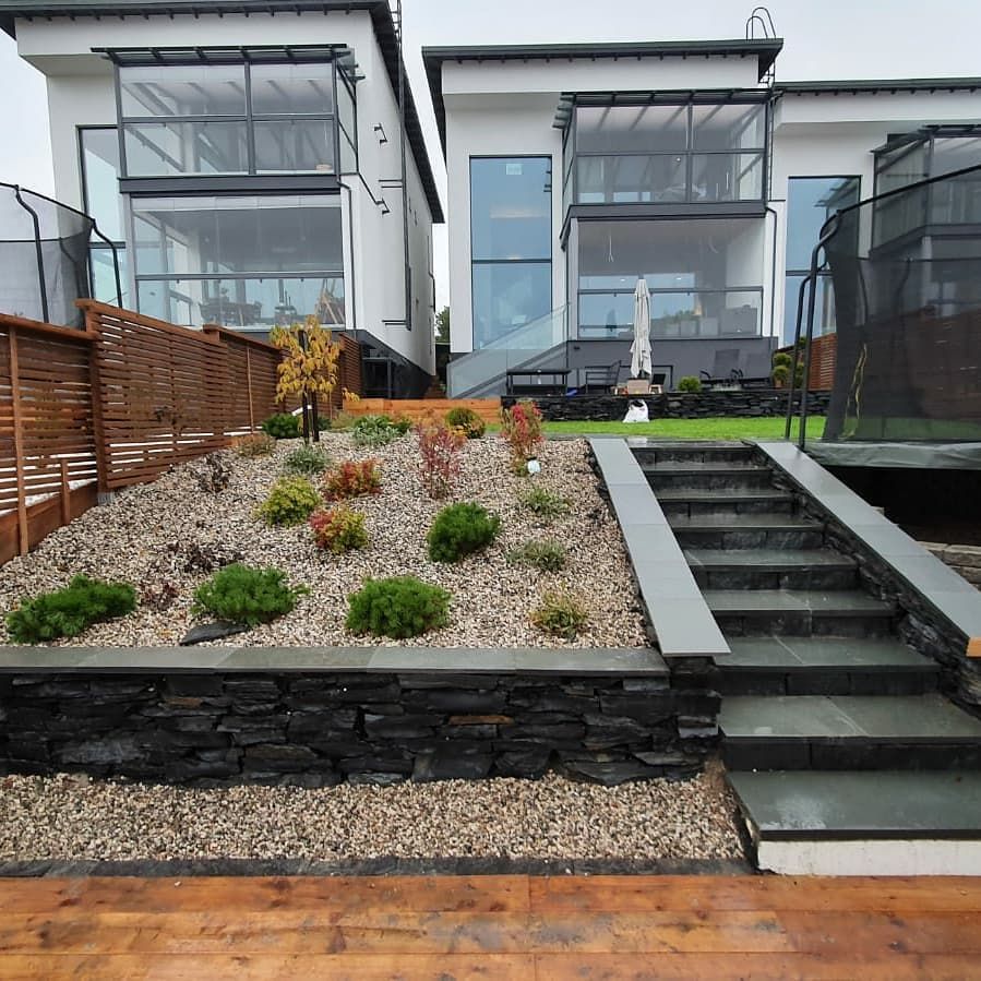 Ammattitaidolla asennettu luonnonkivipinta lähikuvassa.