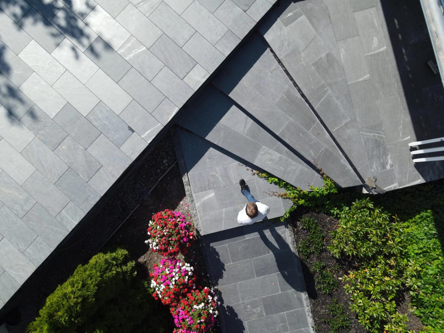 Piha ja portaan kiviaskelmat luonnonkivilaatasta.