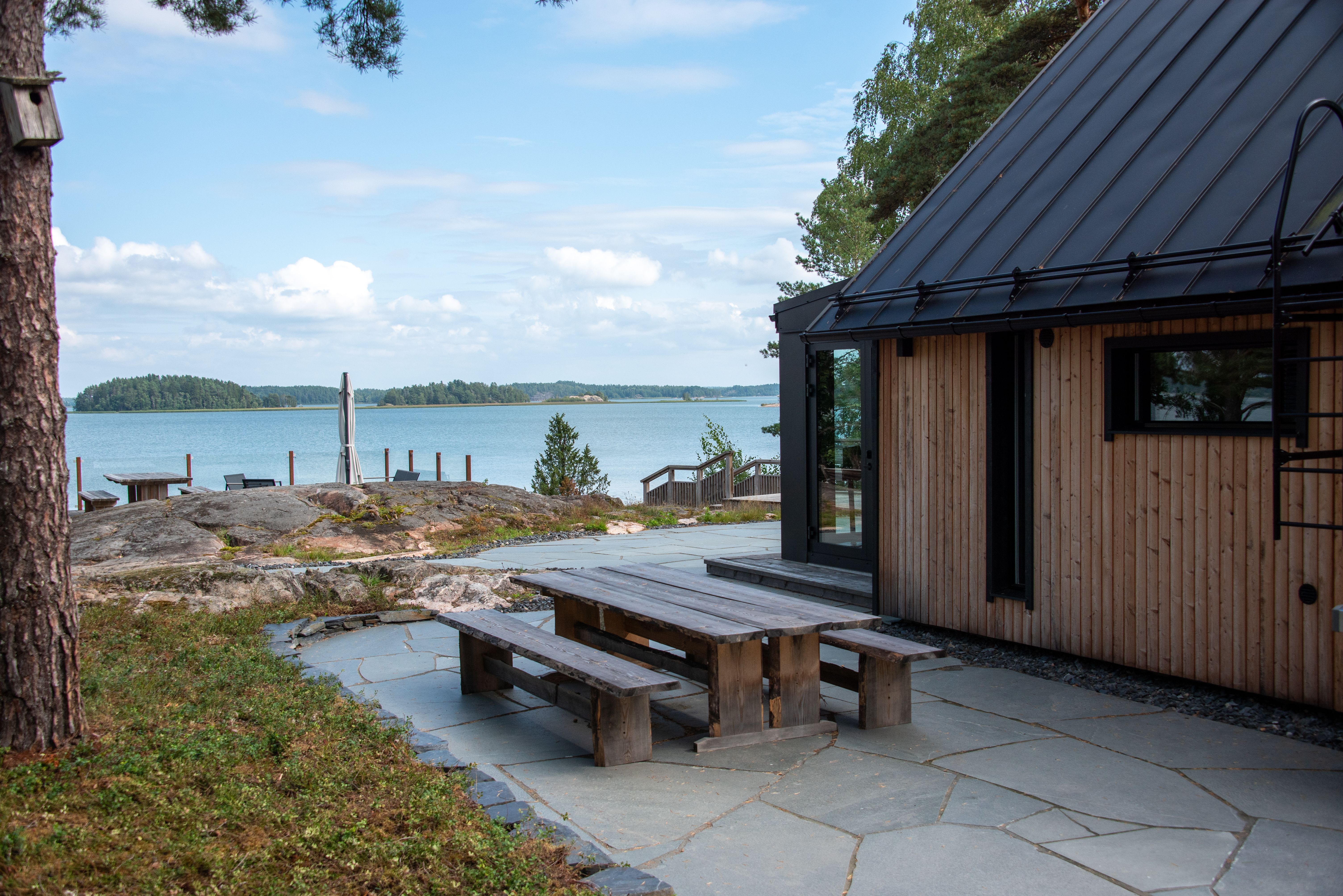 Pihakivetys luonnonkivestä modernin huvilan edustalla meren rannalla.