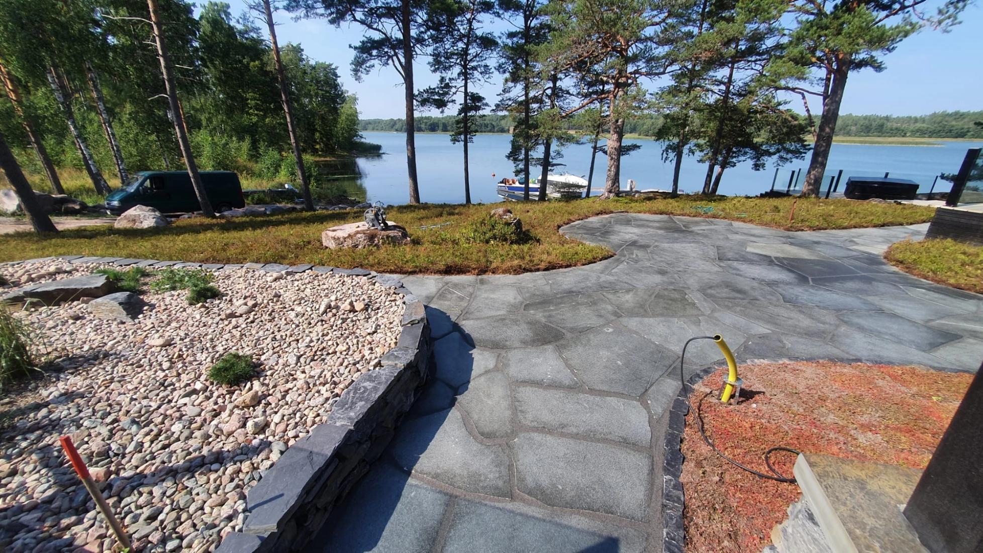 Piharakentaminen kesämökki merimaisemalla.