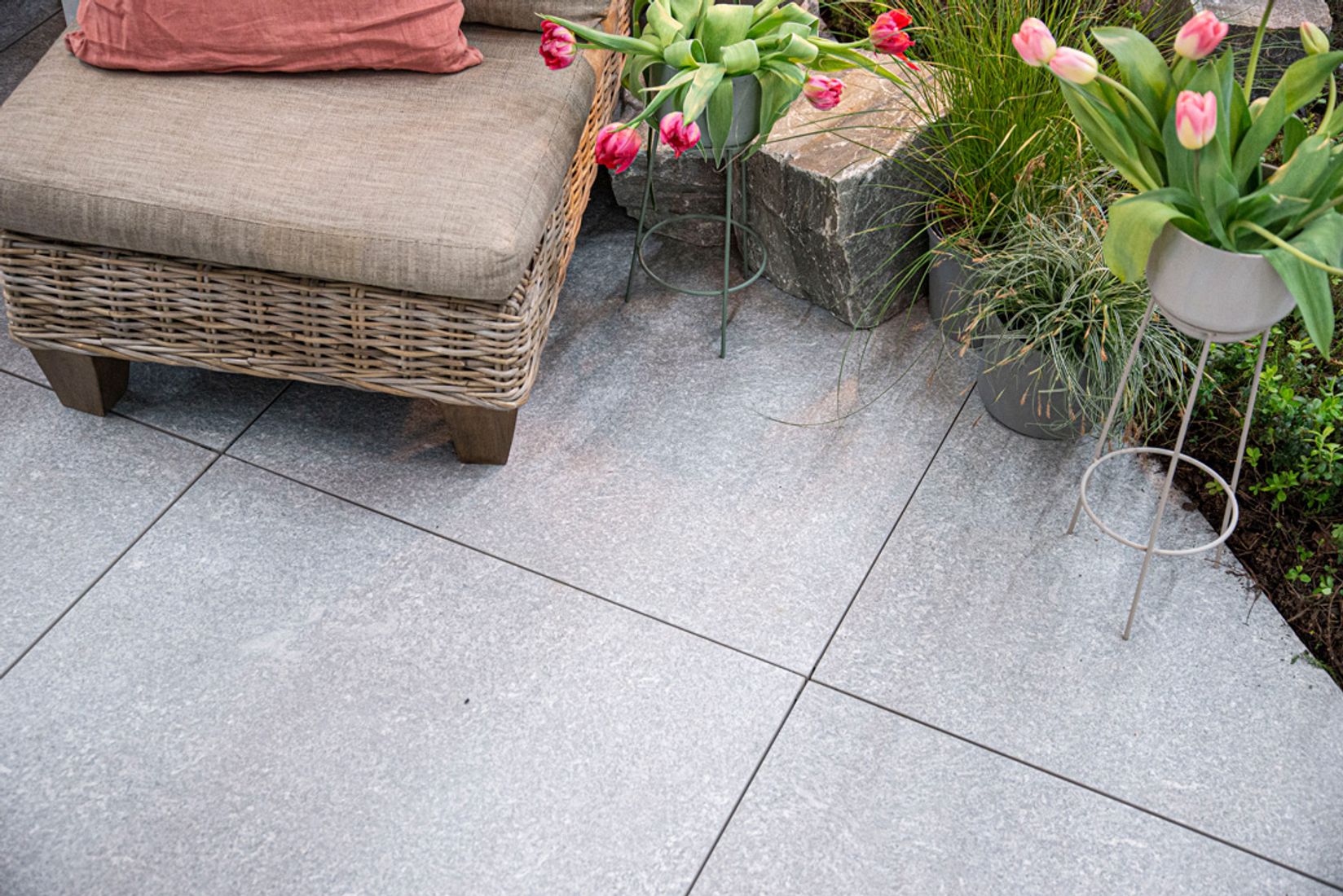 Kiviterassi isoilla luonnonkivillä