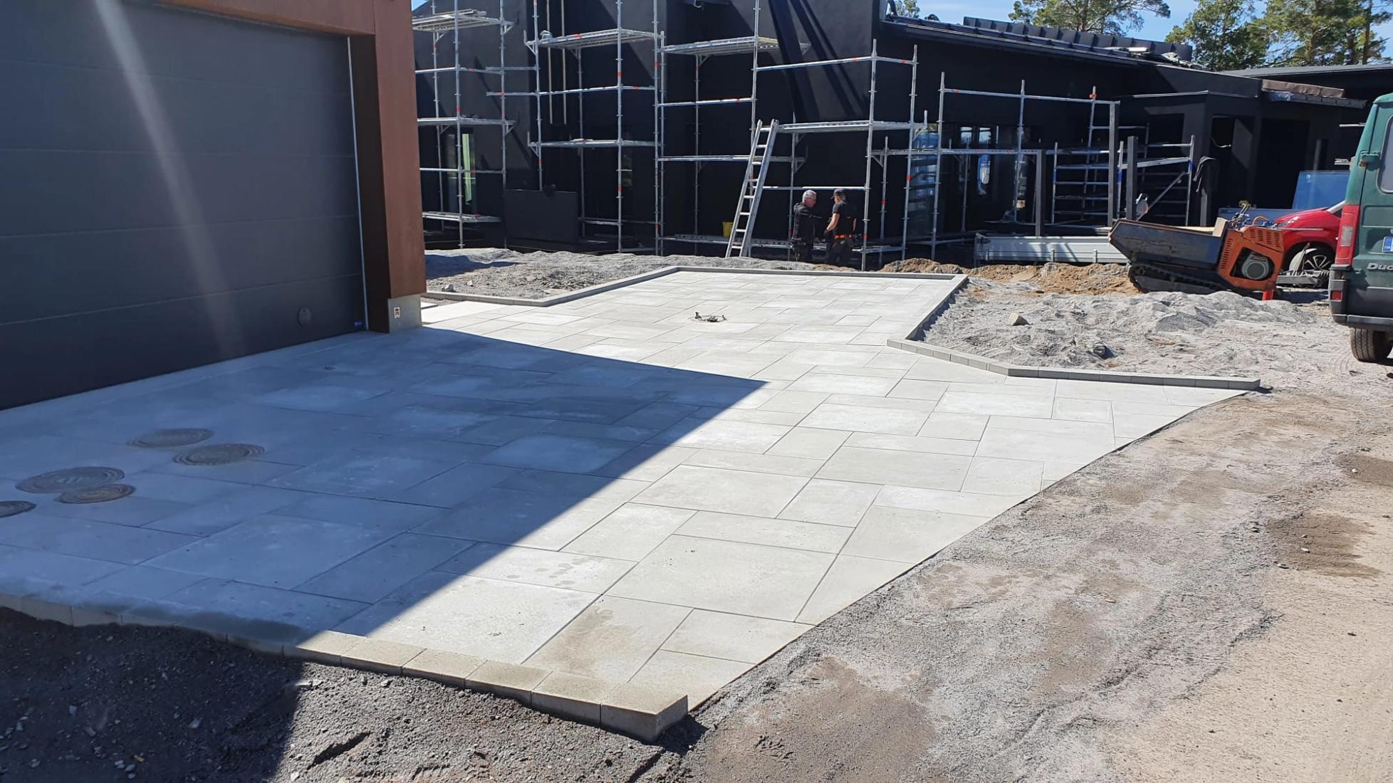 Pihakivetys betonikivimuuri ja betonikivilaatta.