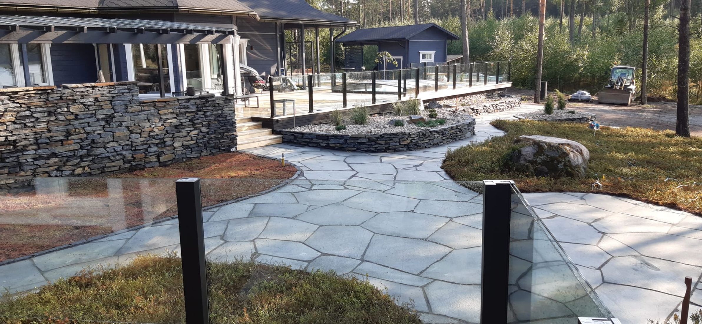 Omakotitalon piha luonnonkivestä.