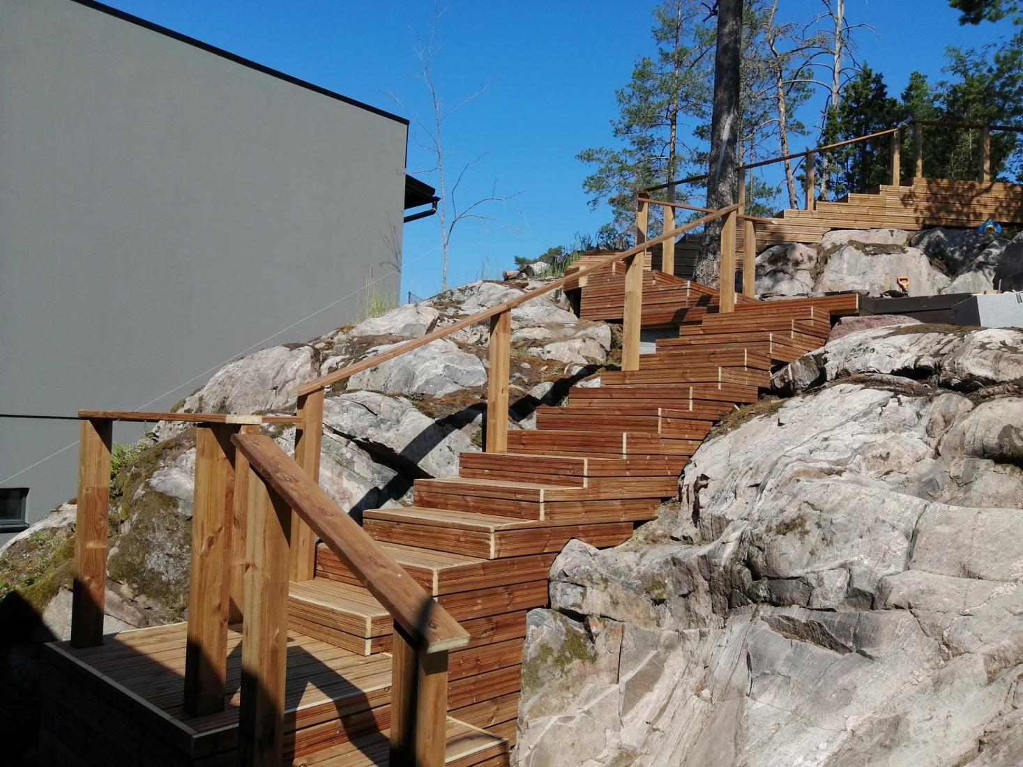 Puuportaat kalliolla.