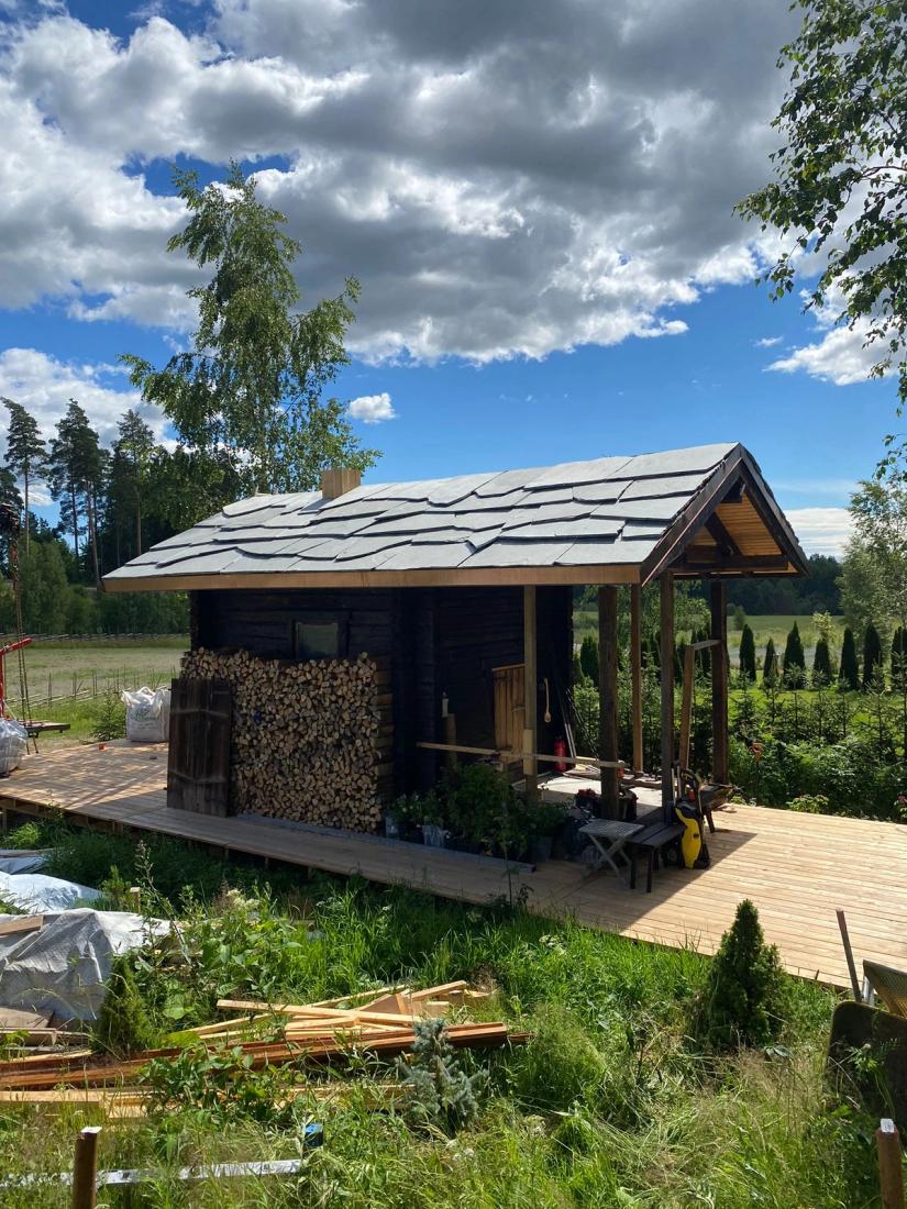 Savusauna puuterassi terassilankusta.