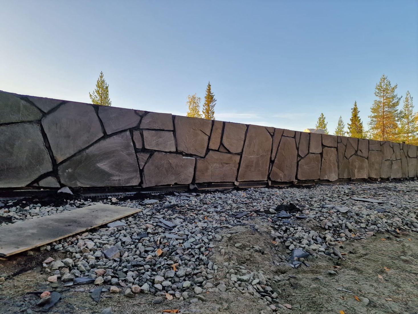 Luonnonkivi muurin materiaalina.