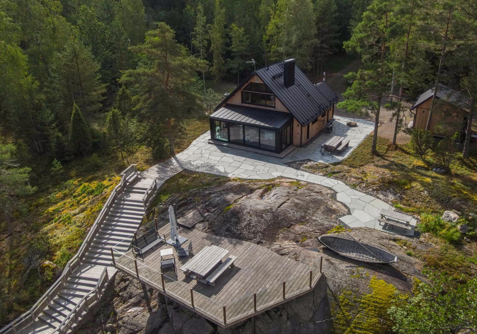 Omakotitalon pihakivetys, terassi ja portaat.