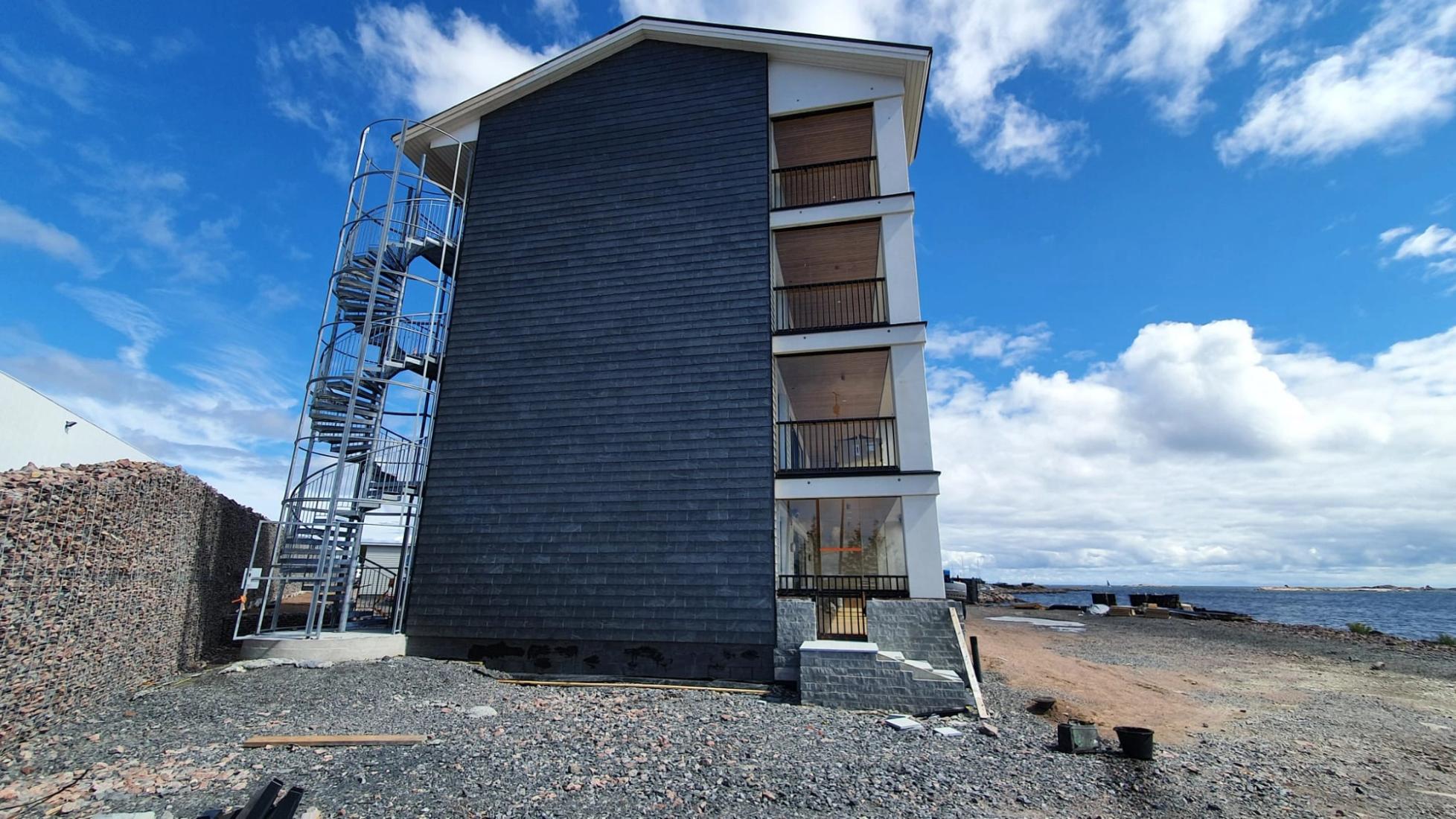 Kerrostalon kivijulkisivu