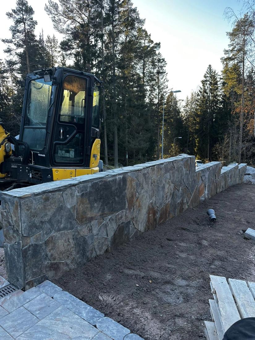 Piharakentaminen kaivuutyöt kaivinkoneella