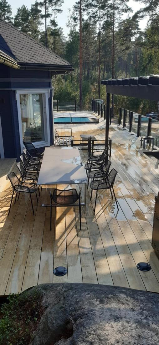 Puuterassi jossa uima-allas.