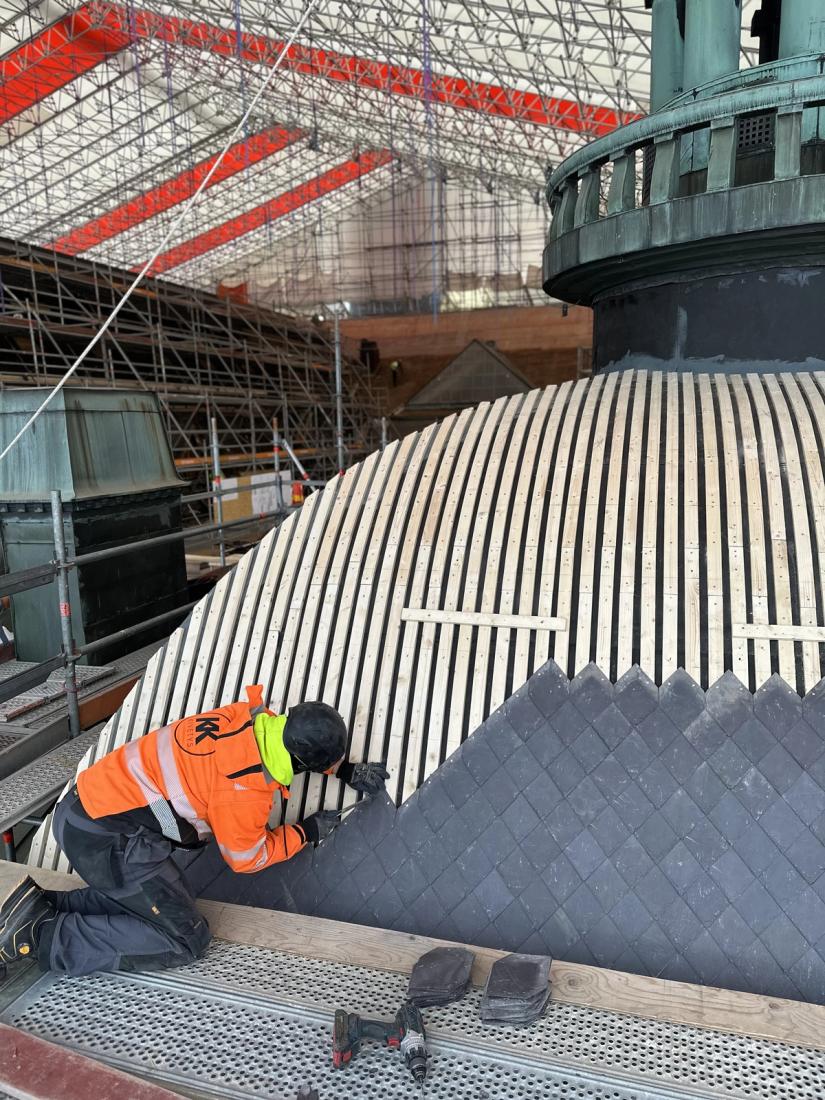 Kansallismuseon kattokupolin liuskekivi asennus.