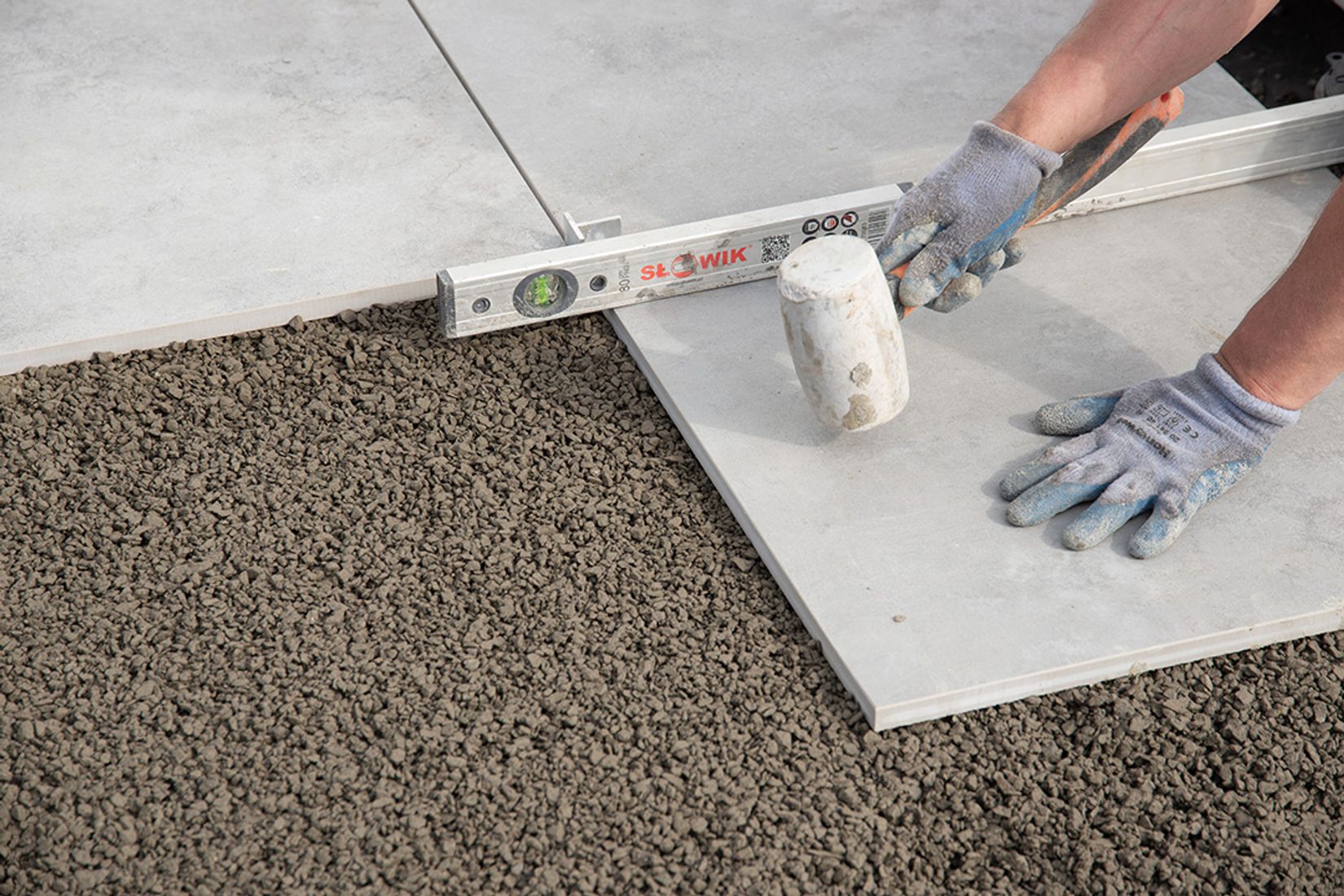 Kiviterassin asennus