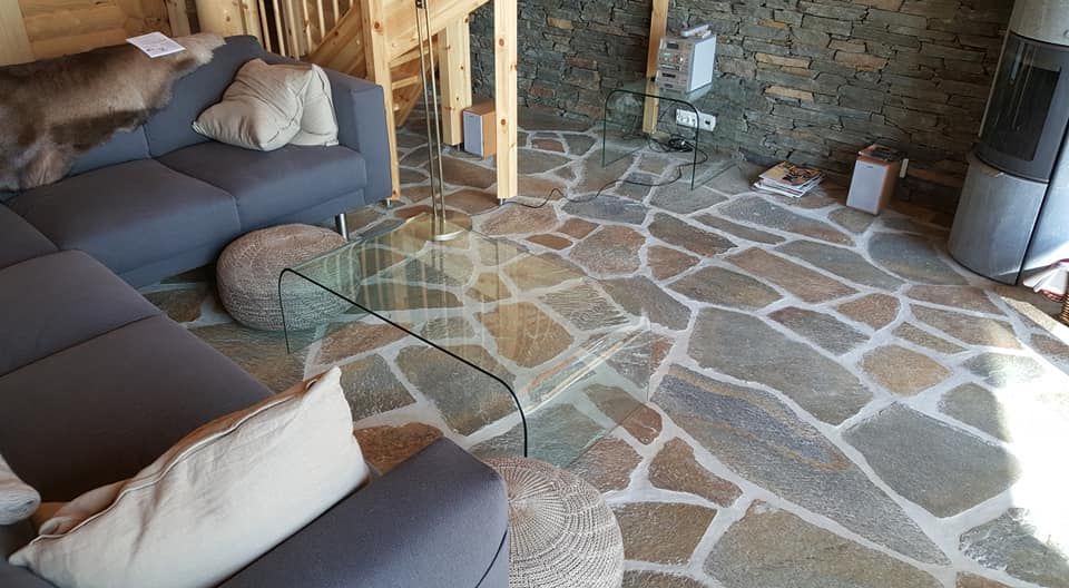 Kivinen korostusseinä olohuoneessa.