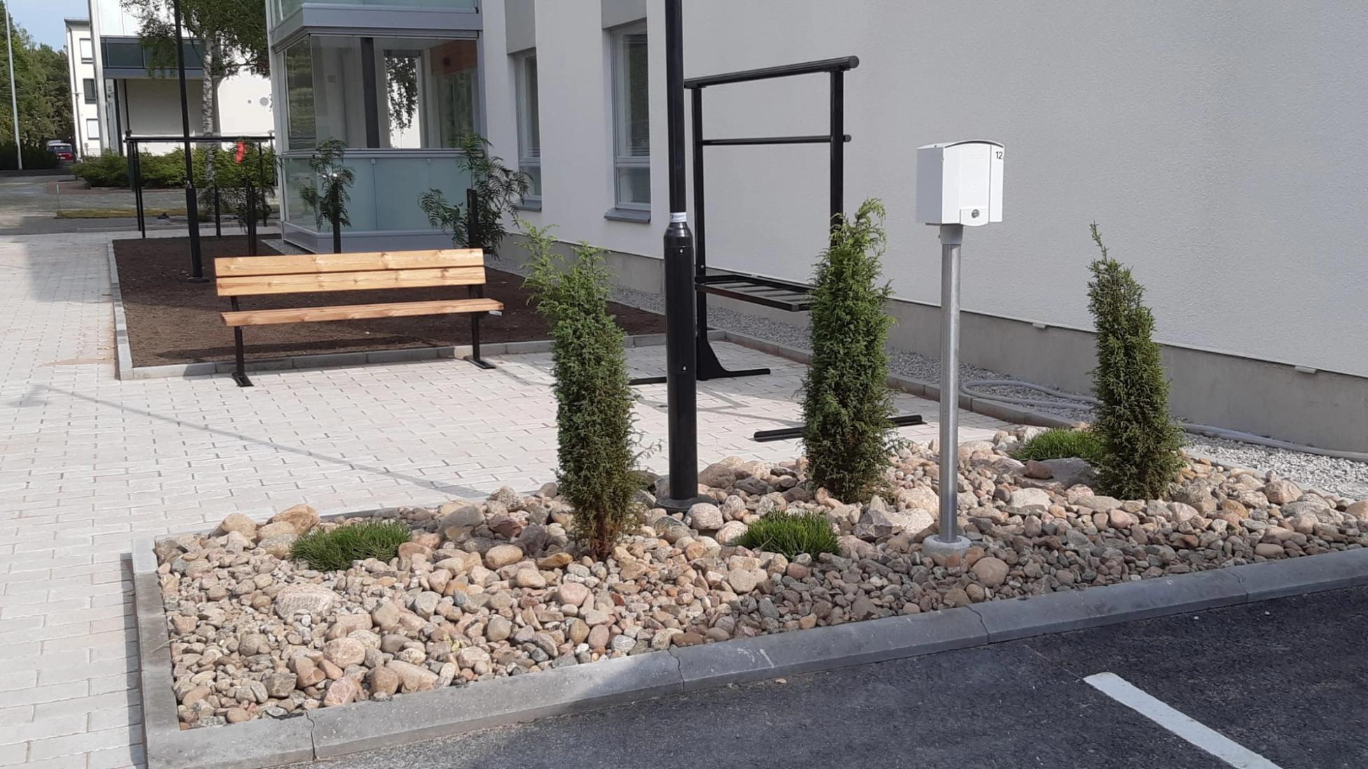 Omakotitalon piha betonikivestä.