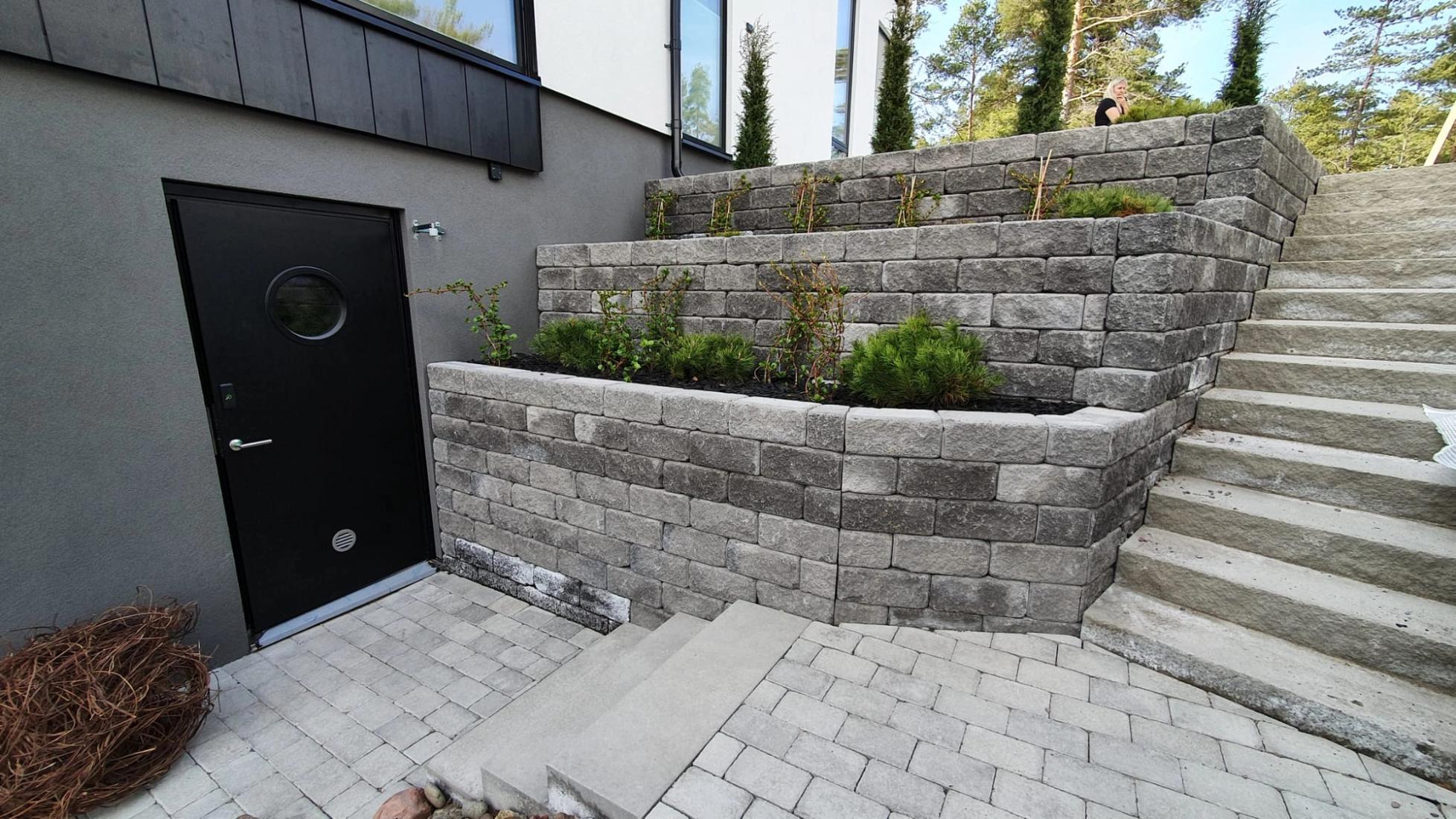 Omakotitalon pihakivetys betonikivi ja kiviportaat.