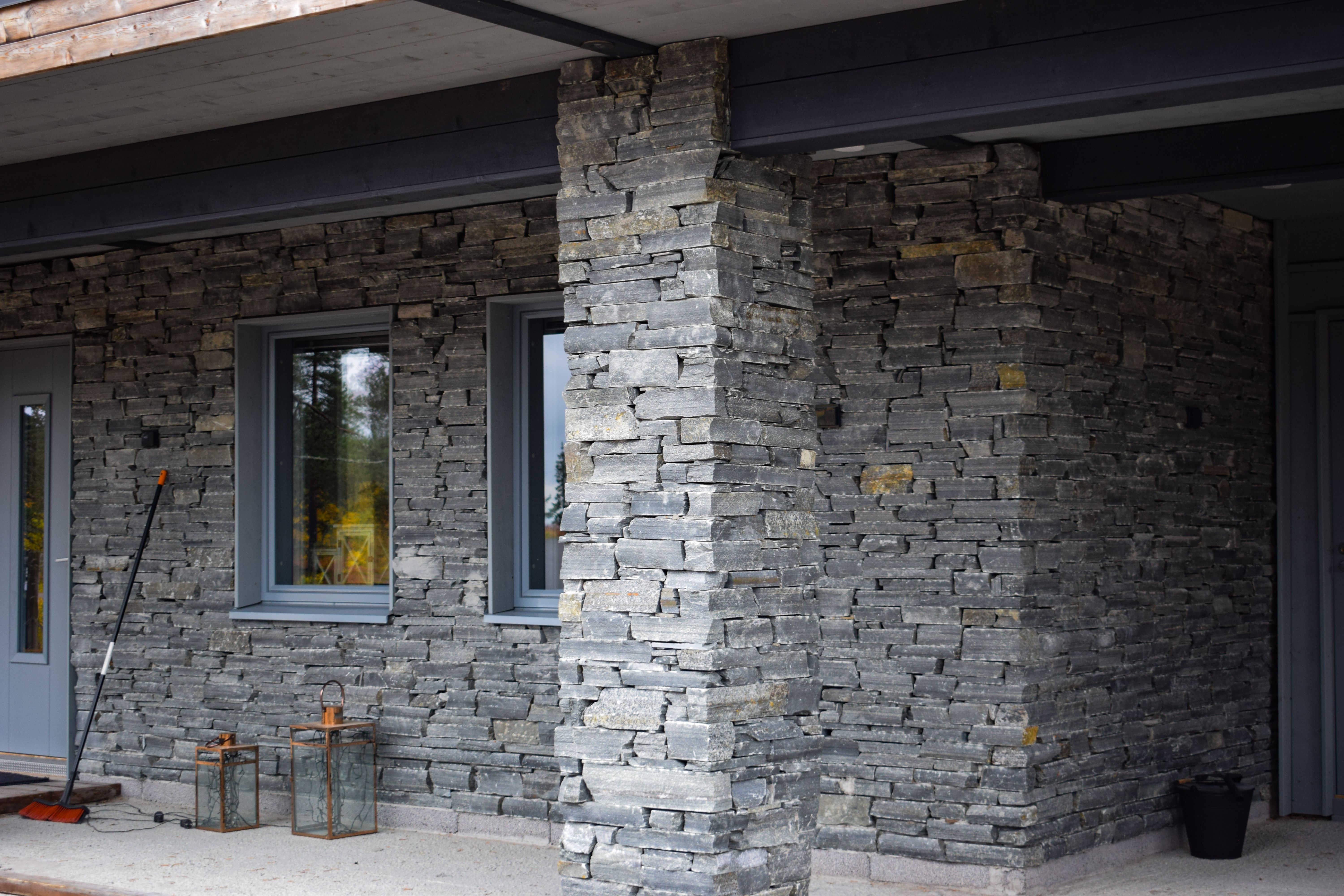 Muurattu liuskekivijulkisivu.