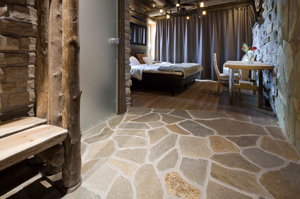 Luonnonkivinen lattiapinta sisätilassa.