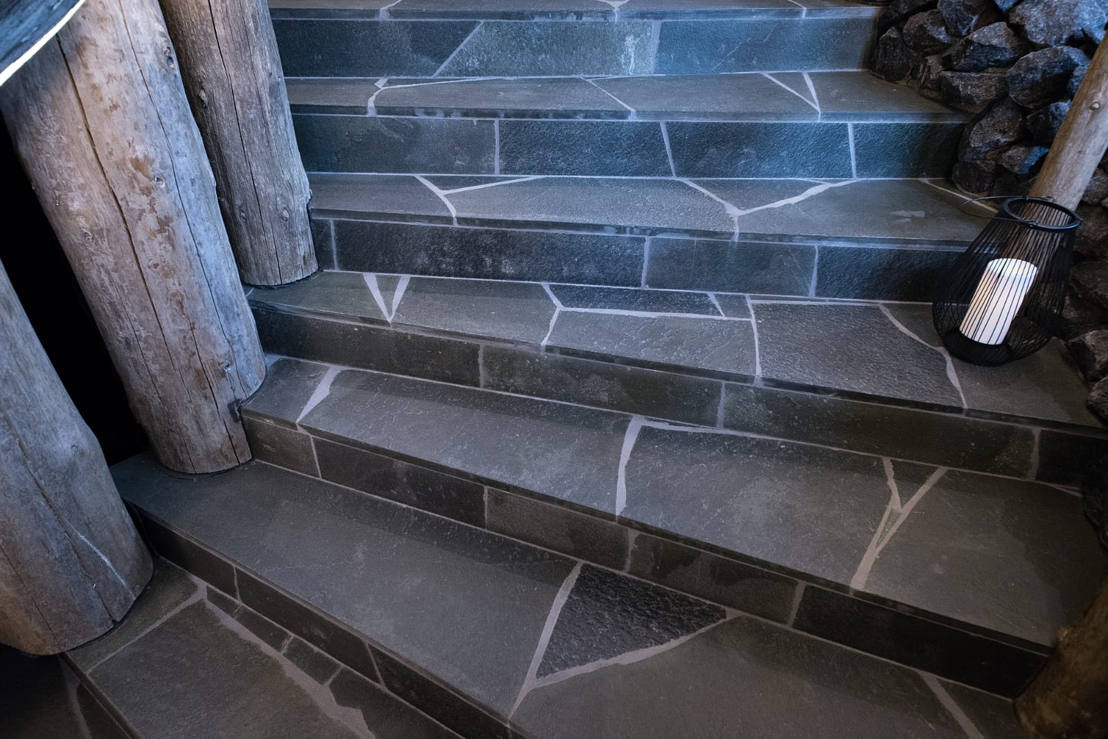 Luonnonkivestä tehdyt sisäportaat.