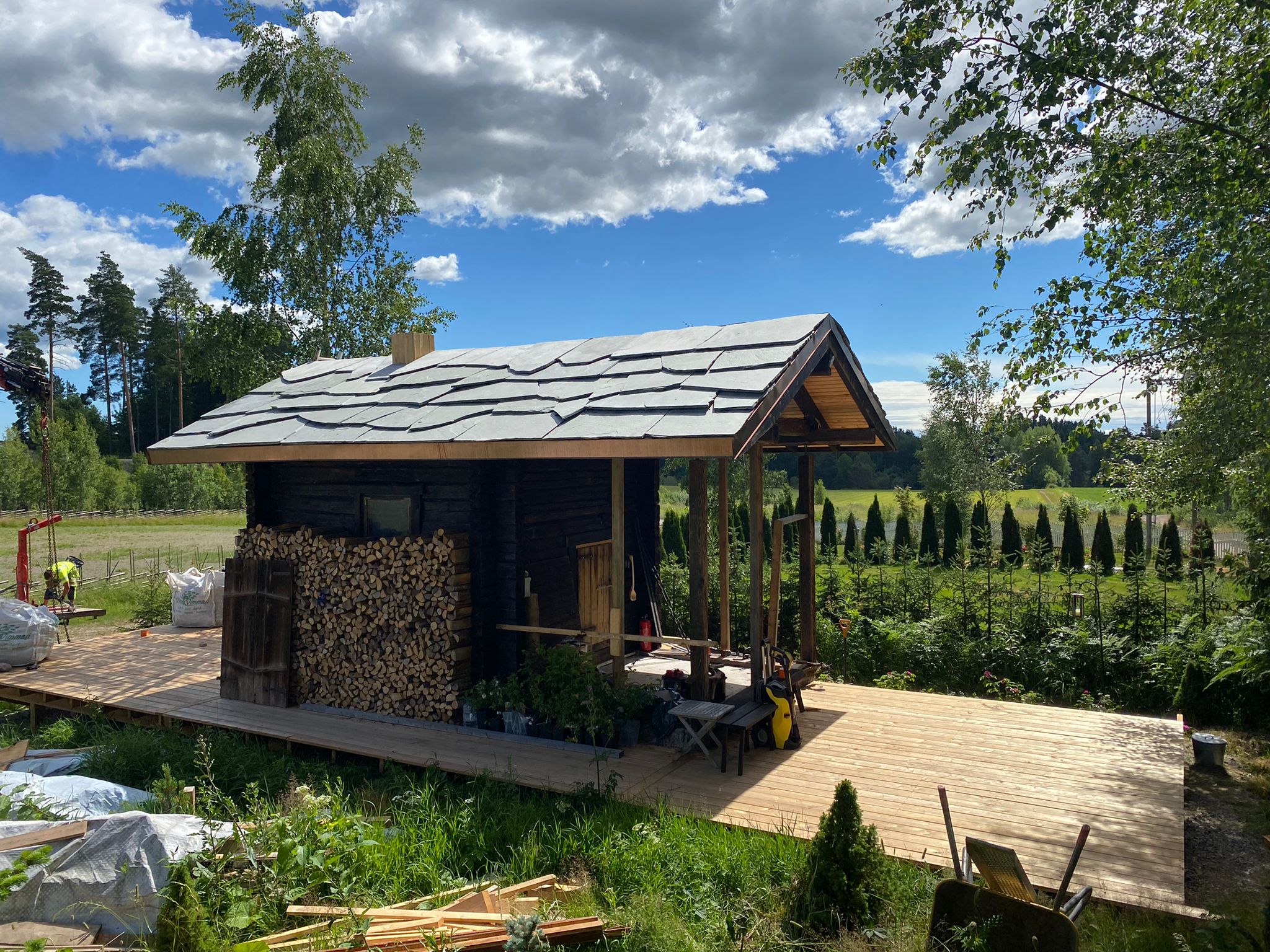 Liuskekivestä tehty katto.