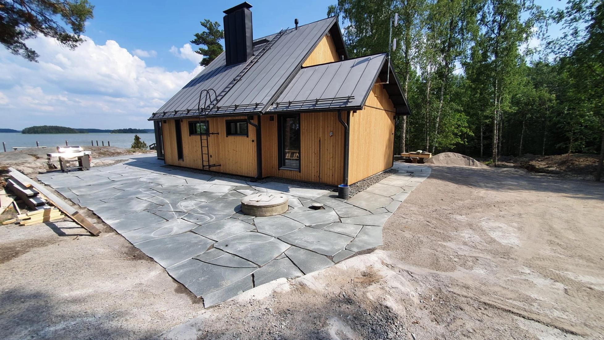 Kesämökin pihakivetys.