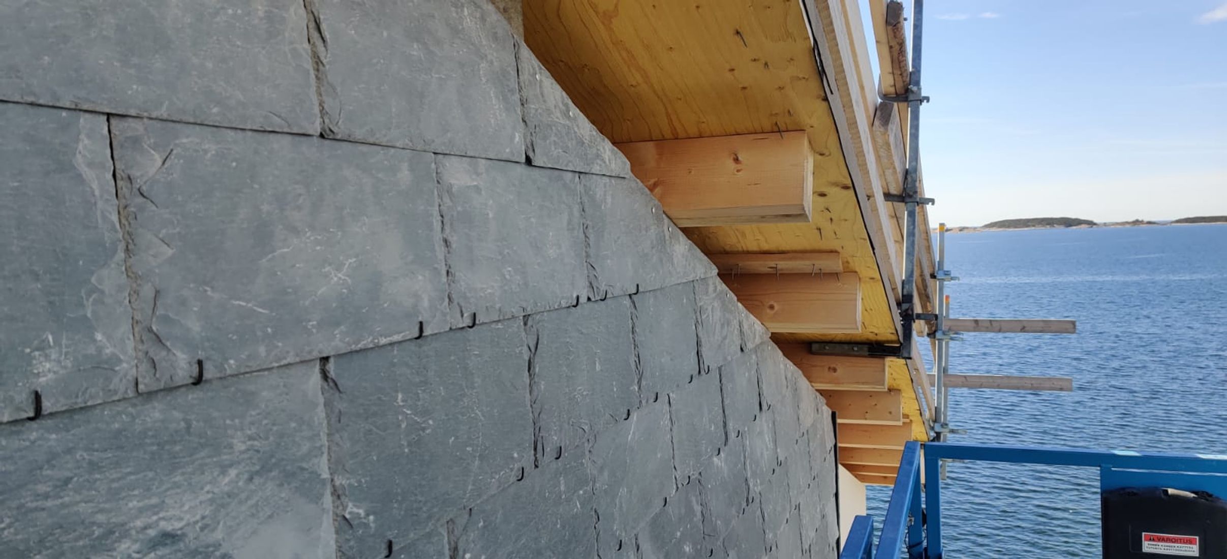 Julkisivu luonnonkivimuuri