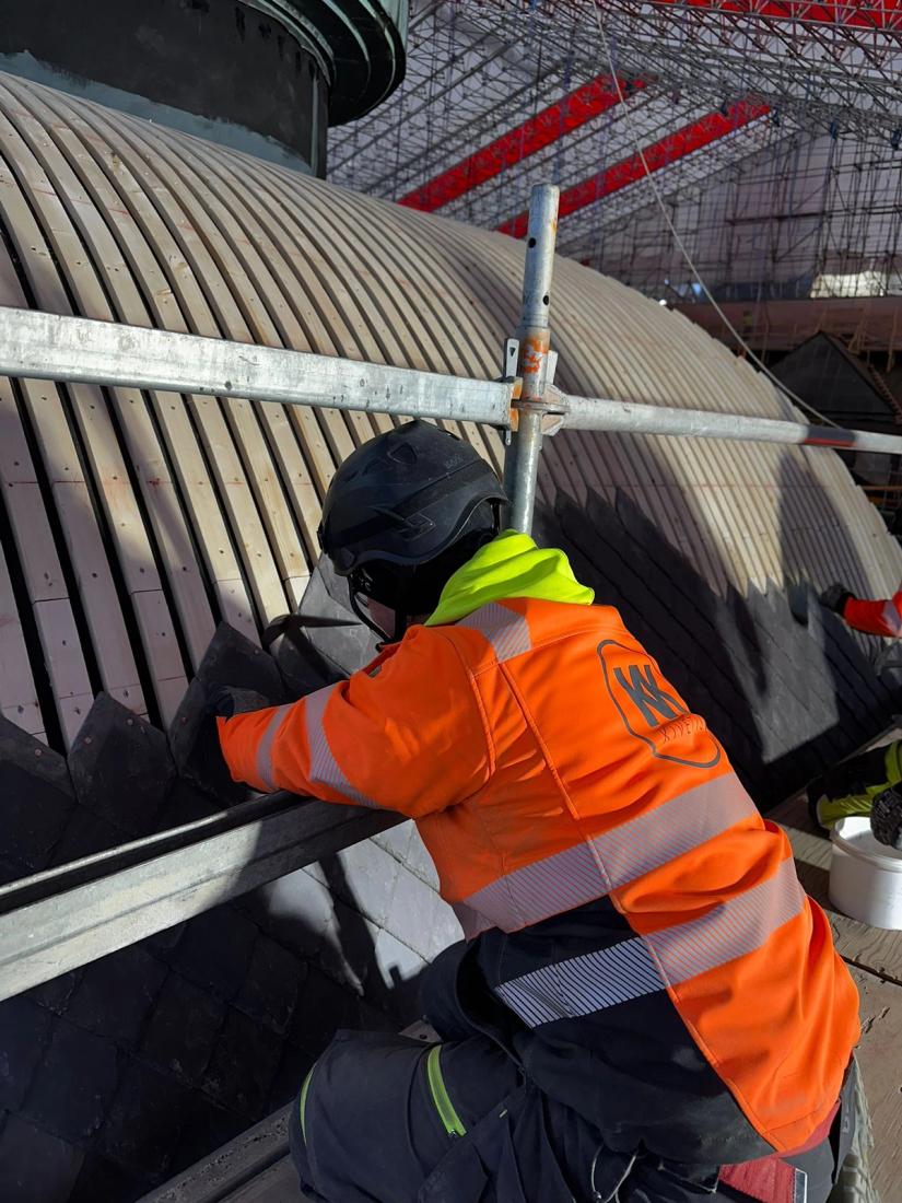 Kansallismuseon liuskekivi katon korjaus.