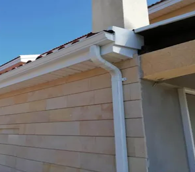 White seamless aluminium gutter on the corner of a house