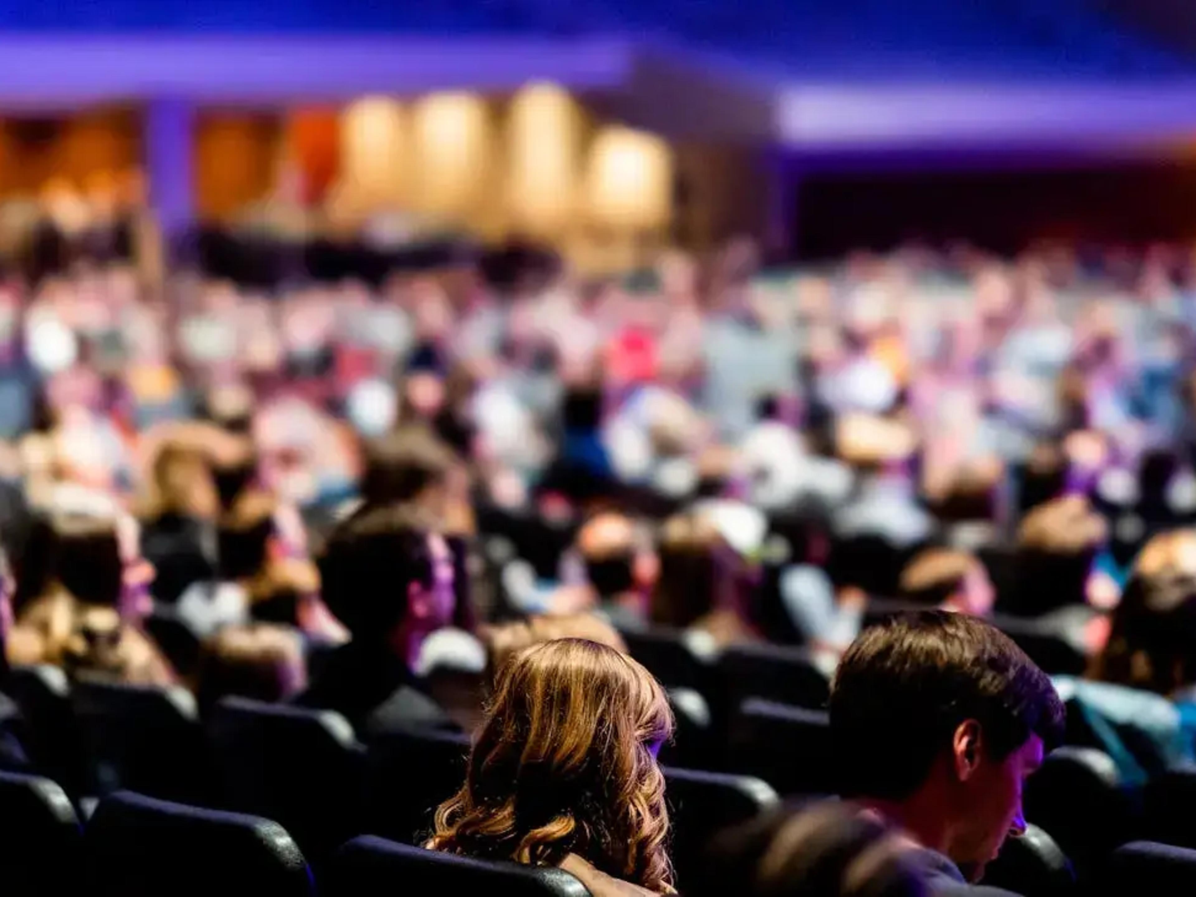 Alt: Profesjonalna agencja eventowa Wrocław planująca wydarzenie biznesowe w nowoczesnej sali.