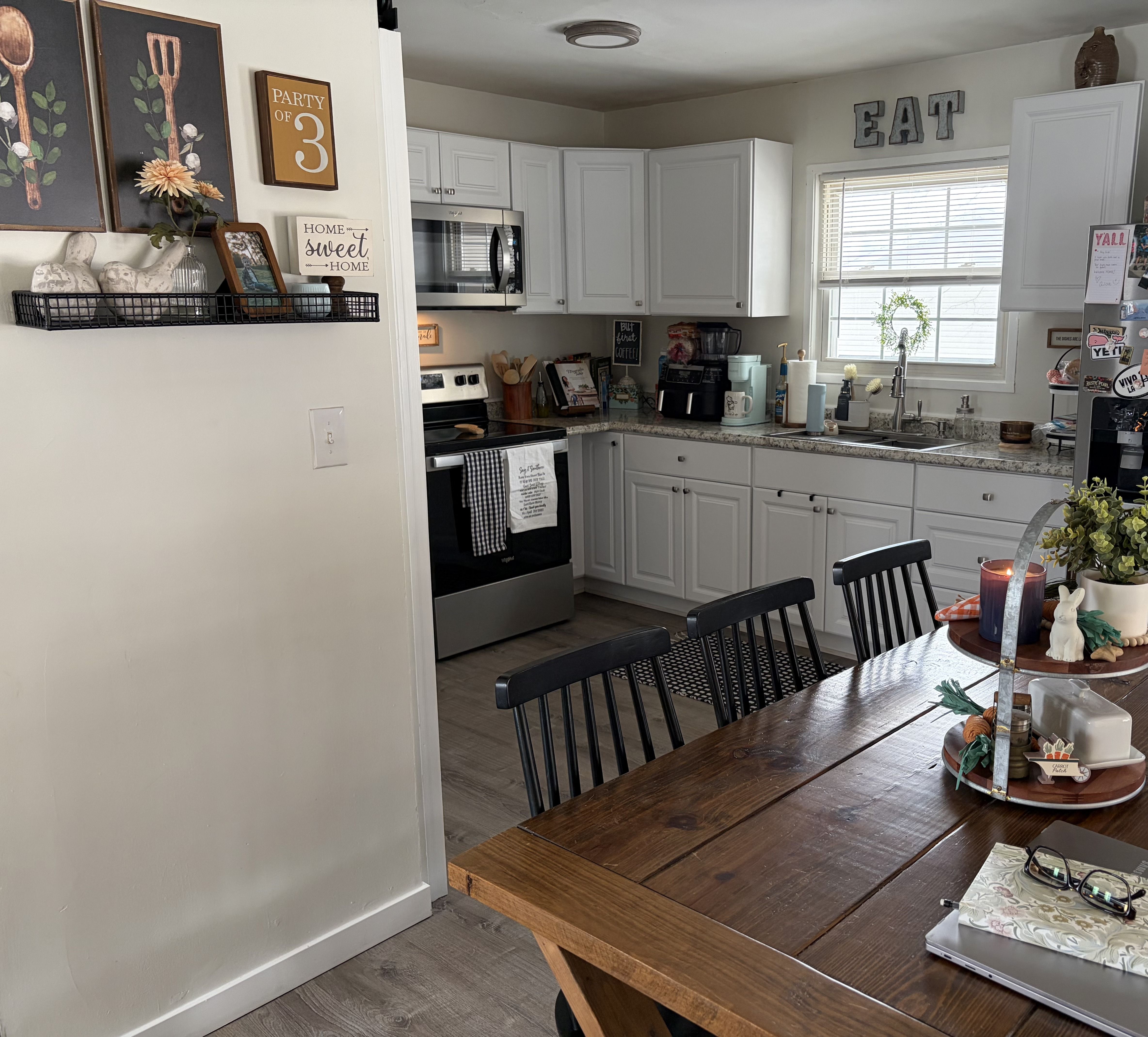 Reid Design kitchen with island and woven counter stools.
