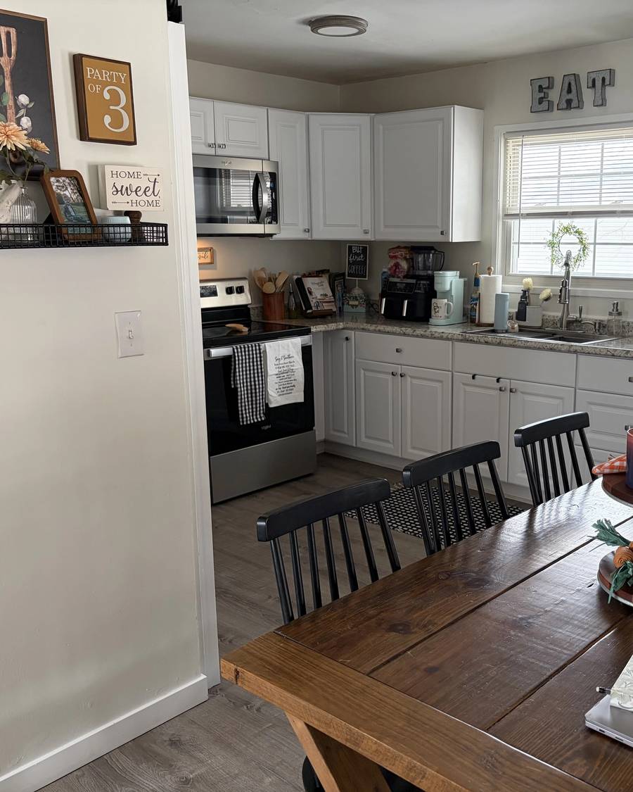 Reid Design kitchen with island and woven counter stools.