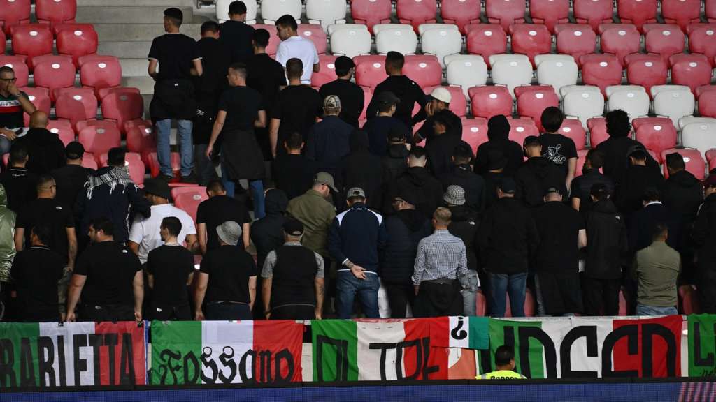 Chi sono gli Ultras che danno le spalle all