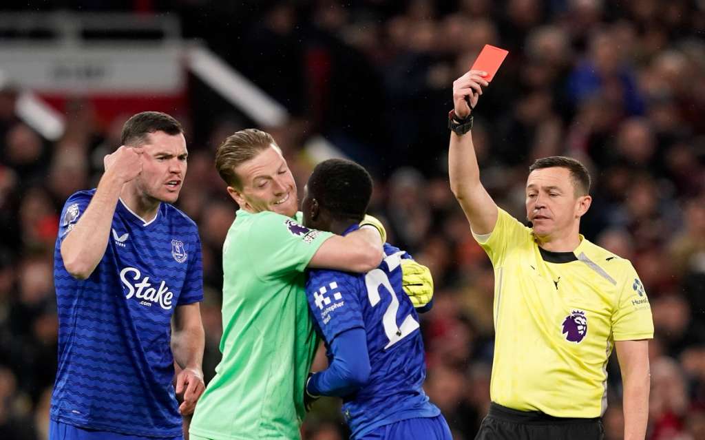 davvero l arbitro pu242 espellere un giocatore per aver colpito un compagno