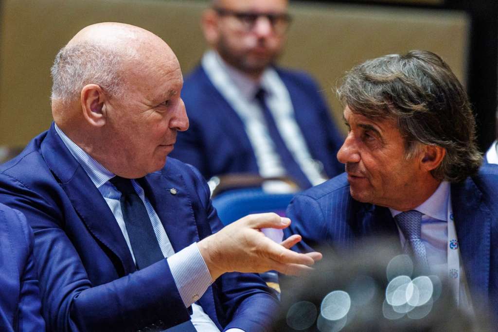 introduzione al calciomercato mimato da Ultimouomo.com introduzione al calciomercato mimato