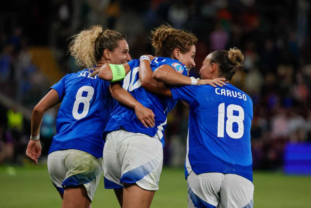 Come dovrebbe giocare una squadra femminile? Come dovrebbe giocare una squadra femminile?