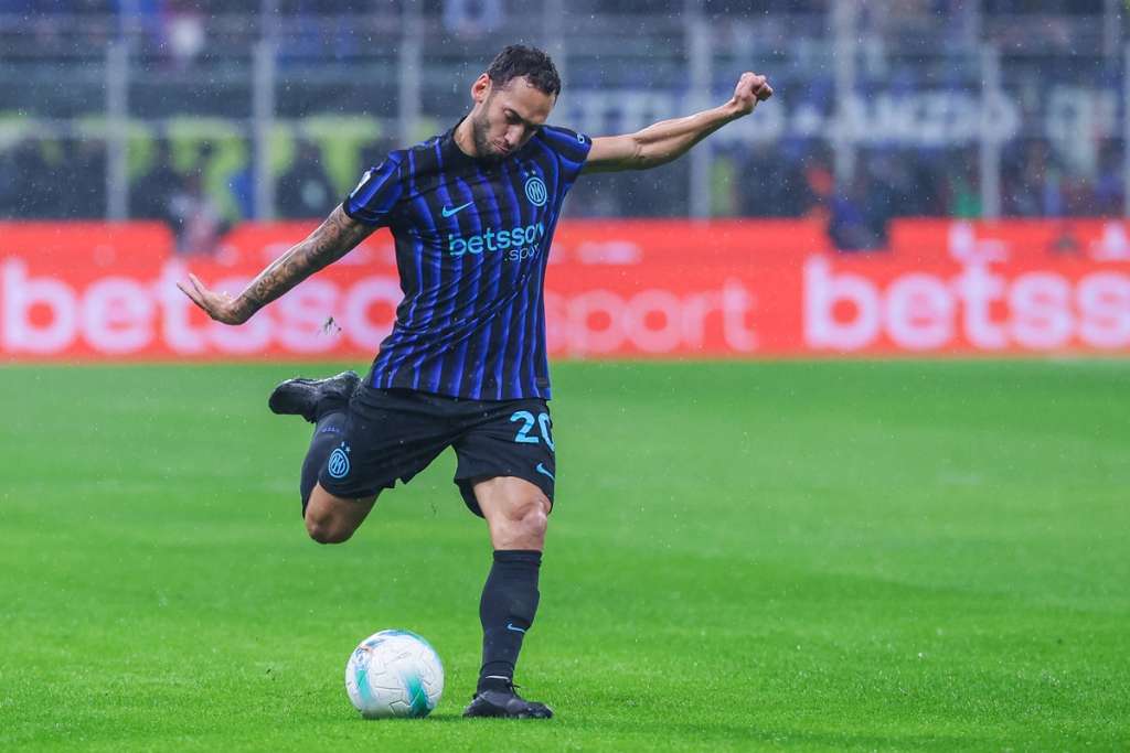 Hakan Çalhano?lu, da fuori Hakan Çalhano?lu, da fuori