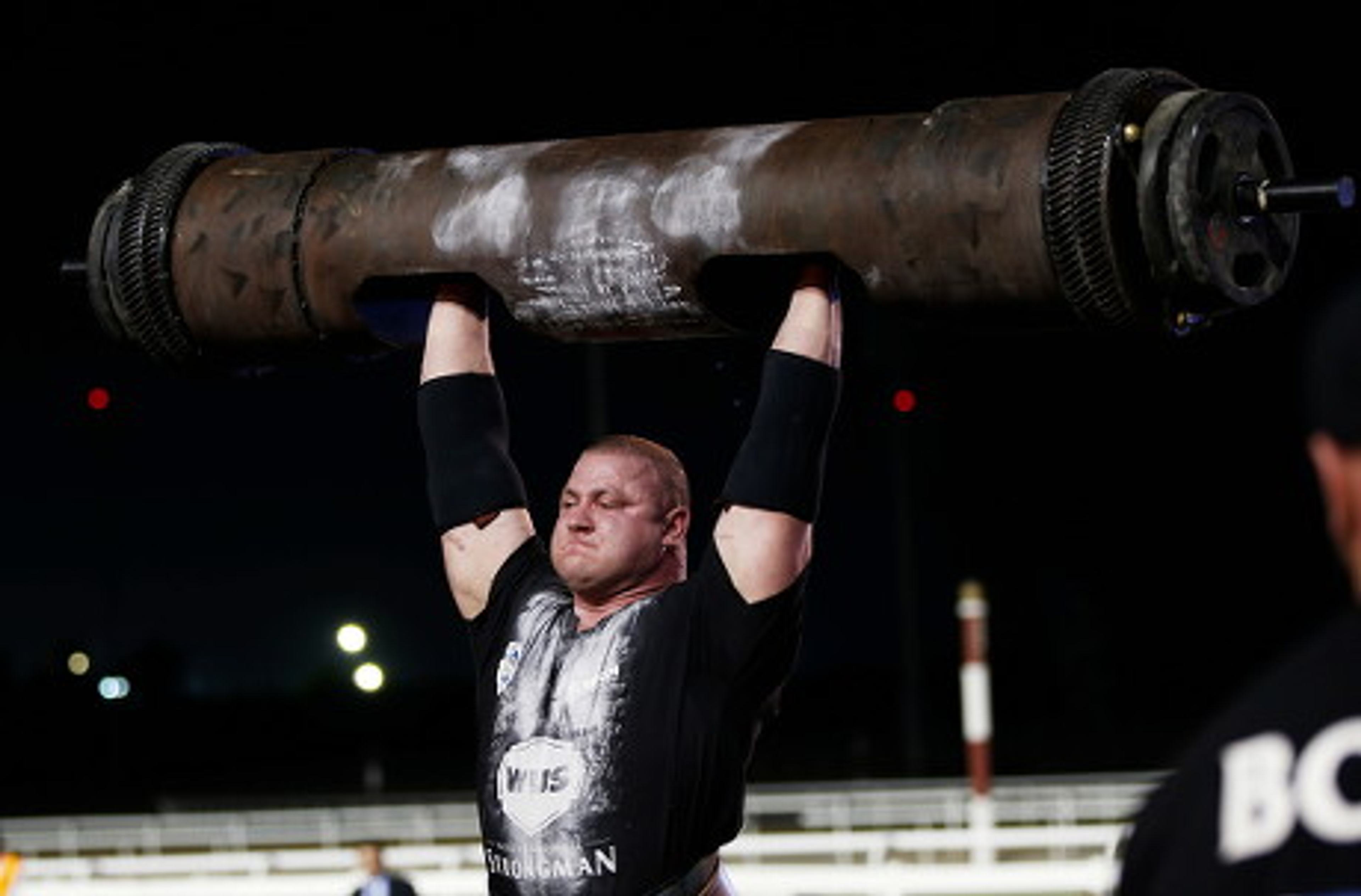 Mateusz Kieliszkowski competing in strongman