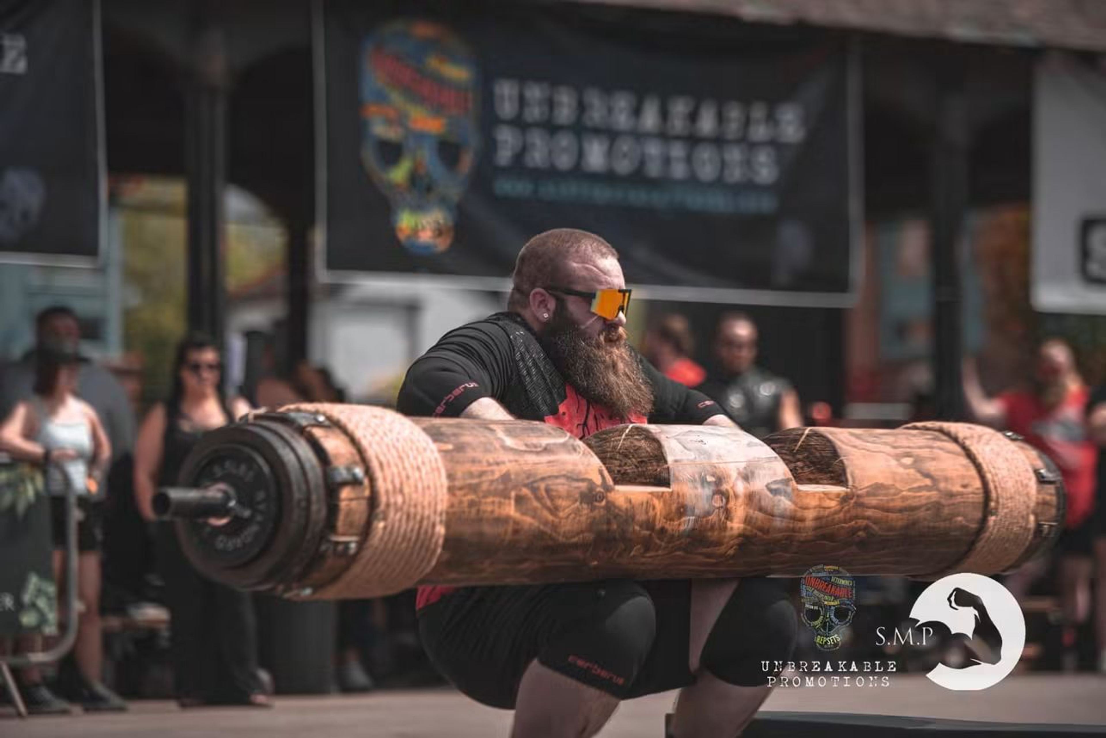 Alex Lungu în timpul unei probe de strongman