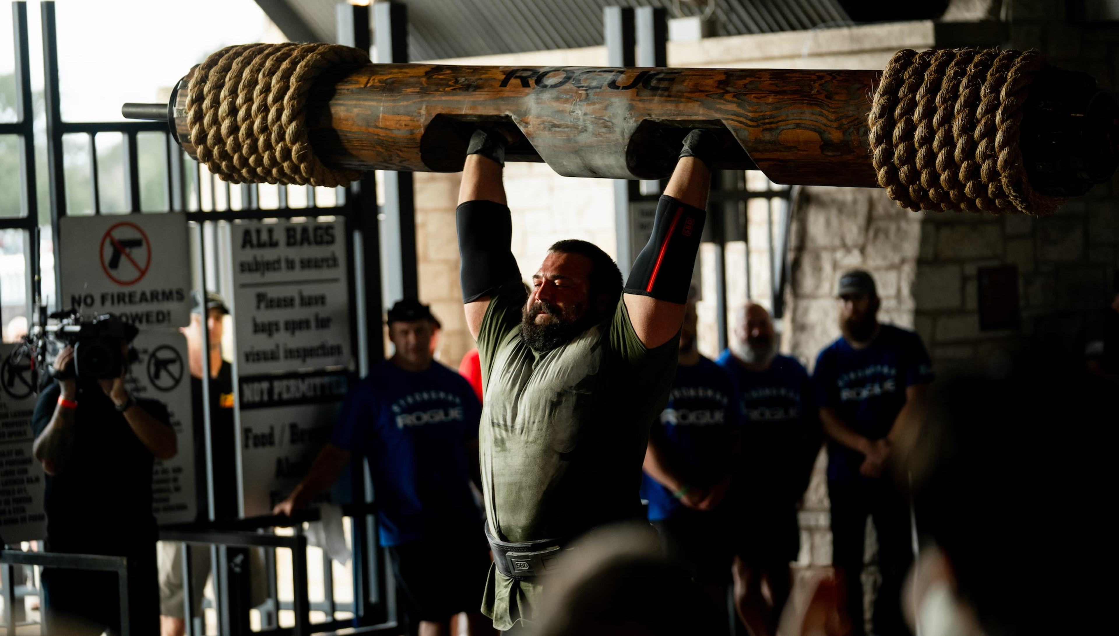 Thomas Evans executând o ridicare la buștean într-un cadru de strongman