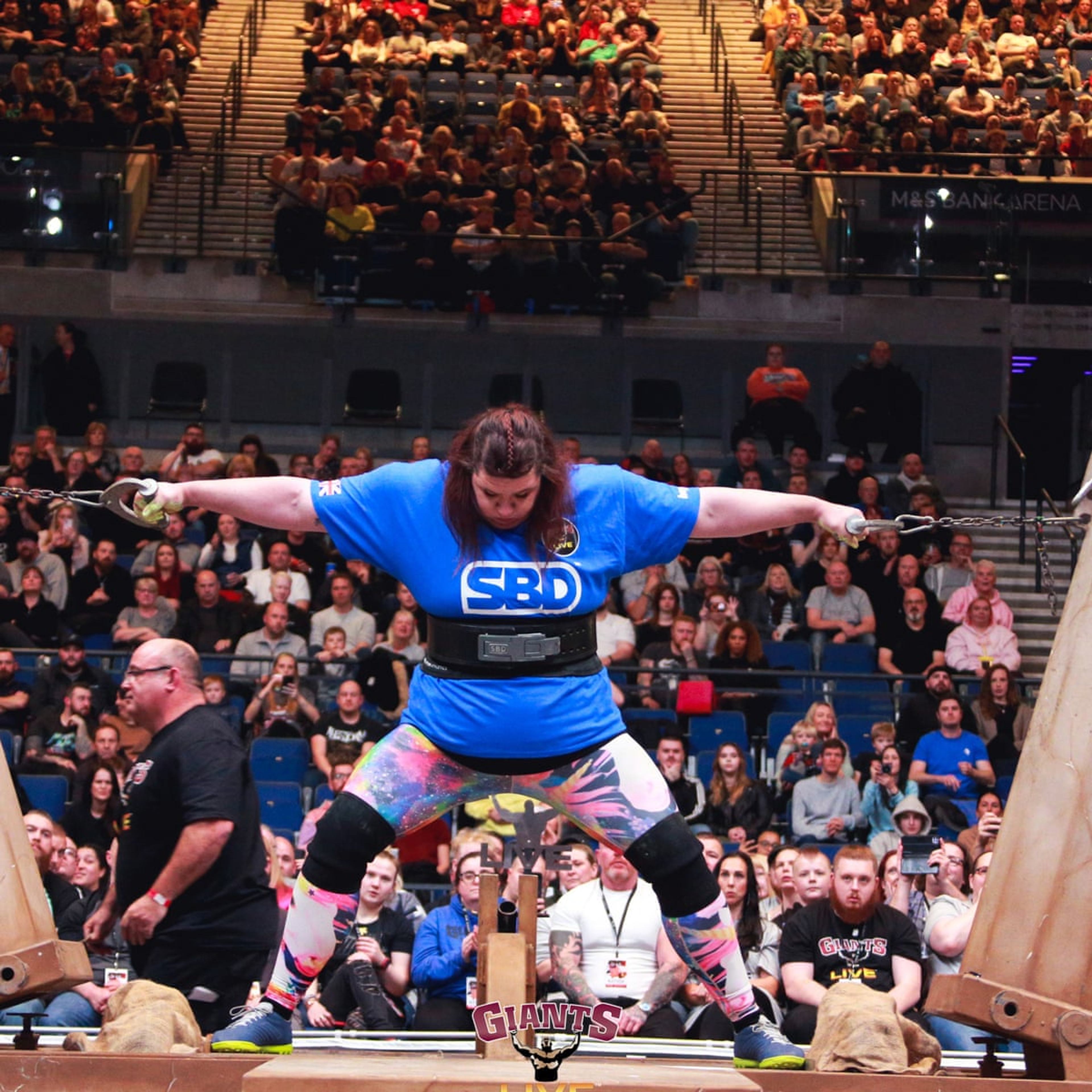 Rebecca Roberts în cadrul unei prezentări sau competiții de strongwoman