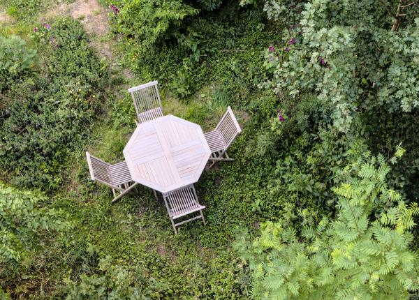 Tuintafel in het groen