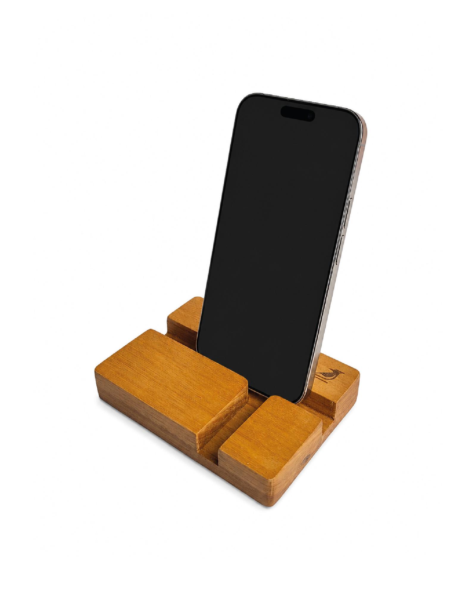 Soporte de madera cachimbo para celular y tablet, vista superior mostrando ambas ranuras y el grabado personalizado