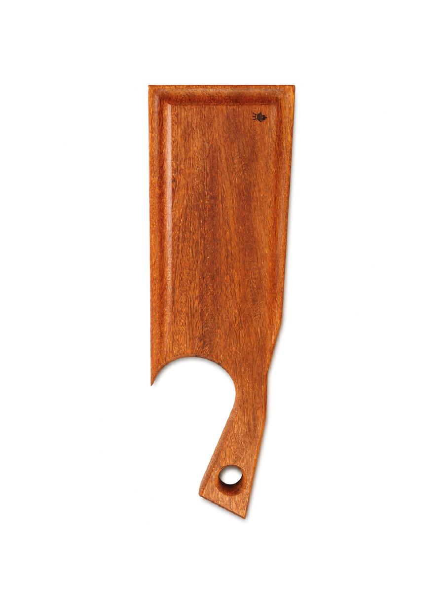 Tabla parrillera Puri en madera huayruro con mango curvo y perfil angosto